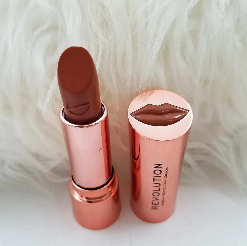 Revolution Matte Lipstick. Shade:Fling.